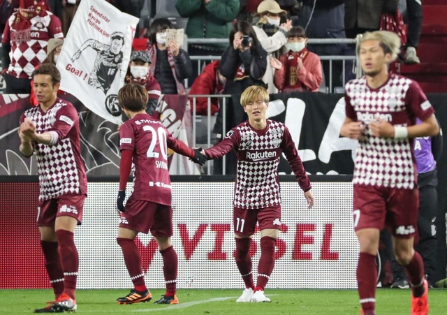 後半３４分、決勝ゴールを決め、観客席の前で喜びをかみしめるヴィッセル神戸の古橋亨梧（中央）＝２７日午後、神戸市兵庫区御崎町１、ノエビアスタジアム神戸（撮影・辰巳直之）