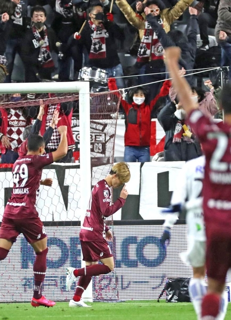 後半３４分、決勝ゴールを決め、観客席の前で喜びをかみしめるヴィッセル神戸の古橋亨梧（中央）＝２７日午後、神戸市兵庫区御崎町１、ノエビアスタジアム神戸（撮影・辰巳直之）