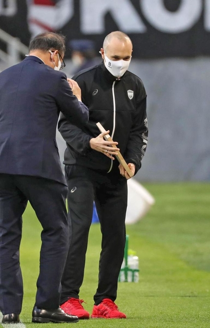 試合前、表彰される神戸のイニエスタ＝ノエビアスタジアム神戸（撮影・辰巳直之）