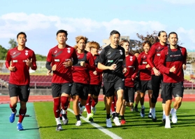 キャンプ入りし、ランニングで汗を流す神戸の選手ら＝沖縄市、タピック県総ひやごんスタジアム（ｃ）ＶＩＳＳＥＬ　ＫＯＢＥ