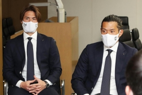今シーズンの意気込みや日本サッカーへの思いを語る神戸の山口蛍（右）と酒井高徳＝神戸新聞社（撮影・辰巳直之）