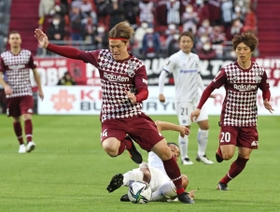 神戸-Ｇ大阪　前半、果敢に突破を図る神戸の酒井高徳（左）。右奥は井上潮音（２０）＝神戸市兵庫区のノエビアスタジアム神戸（撮影・辰巳直之）