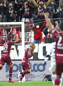 後半３４分、決勝ゴールを決め、観客席の前で喜びをかみしめるヴィッセル神戸の古橋亨梧（中央）＝２７日午後、神戸市兵庫区御崎町１、ノエビアスタジアム神戸（撮影・辰巳直之）