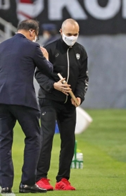 試合前、表彰される神戸のイニエスタ＝ノエビアスタジアム神戸（撮影・辰巳直之）