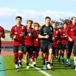 キャンプ入りし、ランニングで汗を流す神戸の選手ら＝沖縄市、タピック県総ひやごんスタジアム（ｃ）ＶＩＳＳＥＬ　ＫＯＢＥ