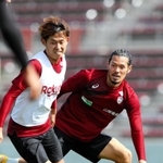 昨季リーグ全試合に出場し、今季も副主将としてチームを引っ張る神戸の山口（右）＝沖縄市のタピック県総ひやごんスタジアム（Ｃ）ＶＩＳＳＥＬ　ＫＯＢＥ