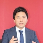 オンライン取材を受ける神戸の徳山大樹社長＝神戸市中央区（ｃ）ＶＩＳＳＥＬ　ＫＯＢＥ