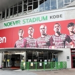 スタジアム正面の巨大パネルには（左から）酒井、フェルマーレン、イニエスタ、山口、古橋の各選手が並ぶ（撮影・後藤亮平）