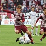 神戸-Ｇ大阪　前半、果敢に突破を図る神戸の酒井高徳（左）。右奥は井上潮音（２０）＝神戸市兵庫区のノエビアスタジアム神戸（撮影・辰巳直之）