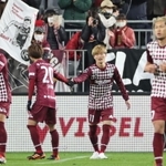 後半３４分、決勝ゴールを決め、観客席の前で喜びをかみしめるヴィッセル神戸の古橋亨梧（中央）＝２７日午後、神戸市兵庫区御崎町１、ノエビアスタジアム神戸（撮影・辰巳直之）