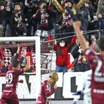 後半３４分、決勝ゴールを決め、観客席の前で喜びをかみしめるヴィッセル神戸の古橋亨梧（中央）＝２７日午後、神戸市兵庫区御崎町１、ノエビアスタジアム神戸（撮影・辰巳直之）