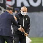 試合前、表彰される神戸のイニエスタ＝ノエビアスタジアム神戸（撮影・辰巳直之）