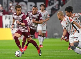 神戸-名古屋　前半、中央から突破を図る神戸の増山（左）とドウグラス（中央）＝ノエビアスタジアム神戸（撮影・秋山亮太）