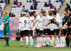 ＦＣ東京に敗れ、肩を落とす神戸イレブン