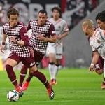 神戸-名古屋　前半、中央から突破を図る神戸の増山（左）とドウグラス（中央）＝ノエビアスタジアム神戸（撮影・秋山亮太）