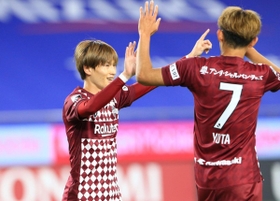 神戸-大分　前半、先制点を挙げて喜ぶ神戸・古橋（左）＝ノエビアスタジアム神戸（撮影・鈴木雅之）