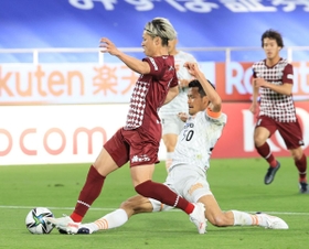 神戸-清水　前半、ゴールに迫る神戸の藤本（左）＝ノエビアスタジアム神戸（撮影・吉田敦史）