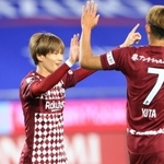 神戸-大分　前半、先制点を挙げて喜ぶ神戸・古橋（左）＝ノエビアスタジアム神戸（撮影・鈴木雅之）