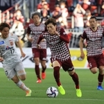 神戸-清水　前半、ドリブルで駆け上がる神戸の古橋（右から２人目）＝ノエビアスタジアム神戸（撮影・吉田敦史）