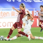 神戸-清水　前半、ゴールに迫る神戸の藤本（左）＝ノエビアスタジアム神戸（撮影・吉田敦史）