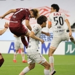 神戸-清水　試合終了間際、神戸の郷家（左から２人目）がヘディングシュートを放つも決まらず、勝ち越せなかった＝ノエビアスタジアム神戸（撮影・吉田敦史）