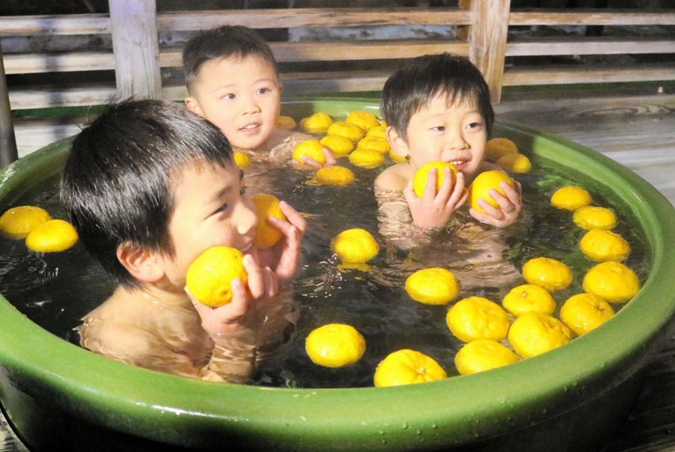 神戸新聞next 但馬 城崎温泉の外湯でユズ湯 園児 いい匂い