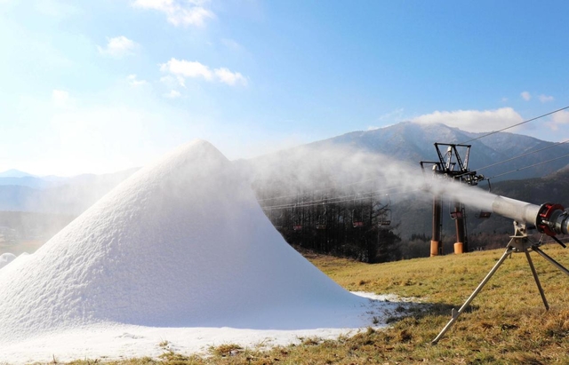 スキー場オープンに向けて人工雪によるゲレンデづくりが進んでいる＝ハチ高原