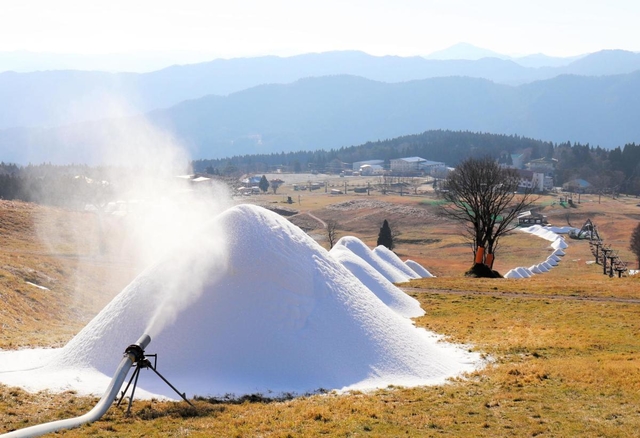スキー場オープンに向けて人工雪によるゲレンデづくりが進んでいる＝ハチ高原