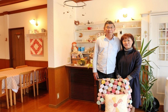 パッチワーク作品が並ぶ「ペンションのんきパパの鳥図鑑」のリビング＝豊岡市日高町栗栖野
