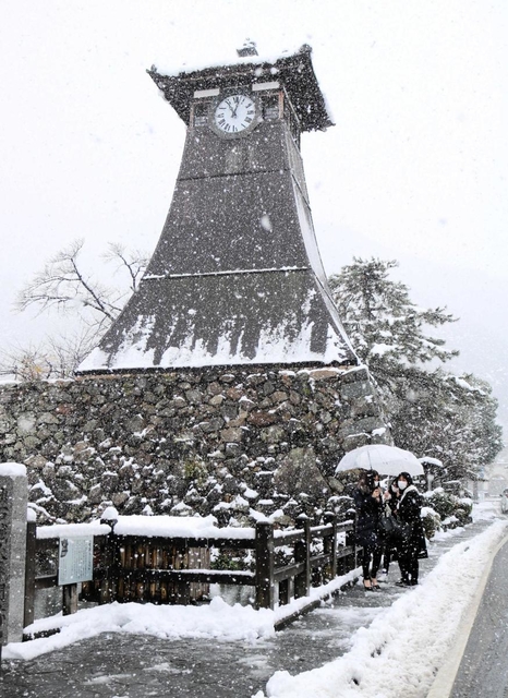 雪が降る中、出石城下町を散策する観光客＝豊岡市出石町内町