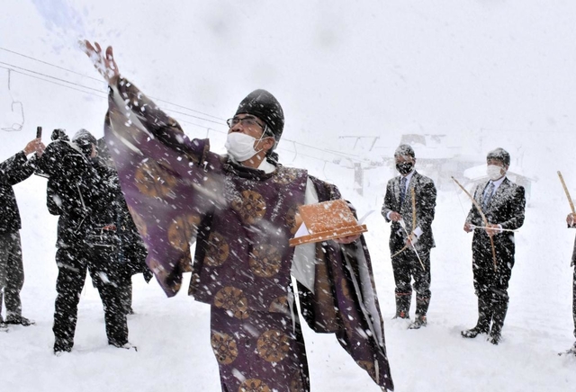 雪が降りしきる中、安全を願ってはらい清める神職ら＝万場スキー場