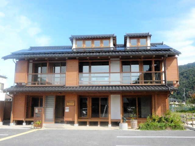 豊岡市エコハウスの外観（同市提供）