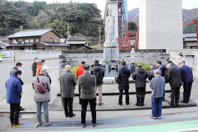 事故現場の慰霊碑前で犠牲者の冥福を祈る＝香美町香住区余部