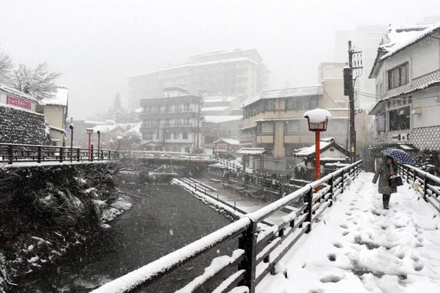 大雪で足元が悪く、人手もまばらな湯村温泉＝３１日午前１１時１５分、新温泉町湯