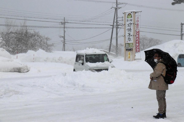 ３０日夜からの降雪で一面が真っ白になった道の駅「神鍋高原」の駐車場＝豊岡市日高町栗栖野
