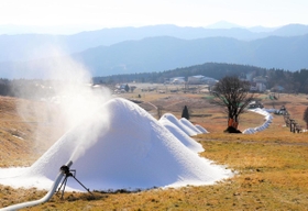 スキー場オープンに向けて人工雪によるゲレンデづくりが進んでいる＝ハチ高原