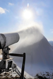 スキー場オープンに向けて人工雪によるゲレンデづくりが進んでいる＝ハチ高原
