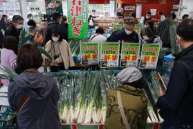 岩津ねぎの販売が解禁された１１月２３日には多くの人が旬の味を求めて手に取った＝道の駅「但馬のまほろば」
