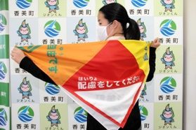 障害に沿った支援を受けやすくする防災スカーフ＝香美町役場本庁舎