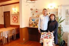 パッチワーク作品が並ぶ「ペンションのんきパパの鳥図鑑」のリビング＝豊岡市日高町栗栖野
