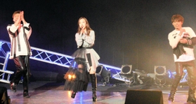 板野友美さん（中央）とパフォーマンスする「ハンドサイン」の２人＝豊岡市民会館