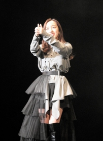 元ＡＫＢ４８の板野友美さん＝豊岡市立野町、豊岡市民会館