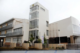 校長の逮捕を受けて香美町教育委員会が児童に経緯などを説明した香住町立の小学校＝香美町内