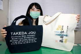 朝来市観光協会が販売しているトートバッグ＝朝来市和田山町東谷