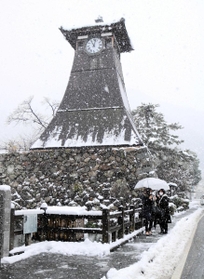 雪が降る中、出石城下町を散策する観光客＝豊岡市出石町内町