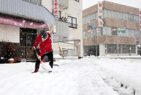 除雪作業に追われる住民＝豊岡市泉町