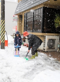 除雪作業に追われる住民＝豊岡市泉町