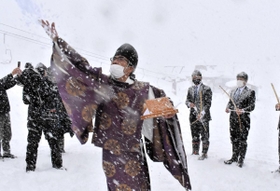 雪が降りしきる中、安全を願ってはらい清める神職ら＝万場スキー場