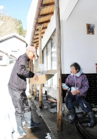 和佐父地区の区長から食料を受け取る高齢者＝香美町村岡区入江