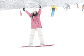 新雪のゲレンデを滑走するスノーボーダーたち＝ハチ北高原スキー場